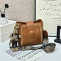 Braune Vintage-Leder-Eimertasche mit breitem Ethno-Gurt und süßem Hasenanhänger - Ohne Anhänger / Braun