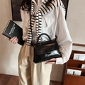 Sac à main chic en cuir noir brillant avec poignée supérieure et fermoir métallique - Noir