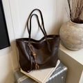 Bolso tote grande marrón oscuro con textura de cuero retro y adorno de borla vintage - Bolso Individual / Marrón