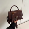 Grand sac cabas bordeaux en cuir glacé avec anses rondes et bandoulière à boucle dorée - Marron