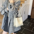 Sac seau minimaliste en cuir grainé beige avec poignée et bandoulière réglable - Blanc