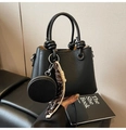 Borsa a secchiello nera grana litchi con manici annodati e mini portamonete rotondo - Con Ciondolo / Nero