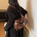 Bolso de hombro vintage grande en cuero marrón oscuro con borlas y forma de media luna - Con Colgante / Café