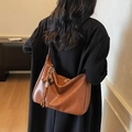 Bolso hobo vintage de cuero marrón con colgante de borla y herrajes plateados - Con Colgante / Marrón