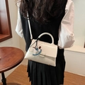 Sac cabas trapèze blanc en similicuir brillant avec un charme cheval à bascule bleu - Blanc Avec Pendentif