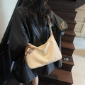 Bolso hobo vintage blanco crema de gran capacidad con borla marrón y dije de metal - Con Colgante / Blanco Roto