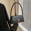 Sac baguette minimaliste en cuir noir avec boucle dorée vintage et anse supérieure - Noir