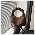 Detail der dunkelbraunen Halbmondtasche mit Wildlederoptik und Cloud-Griff - Braun