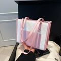 Bolso tote de patchwork rosa y blanco con textura tejida y logotipo de moda dorado - Rosa