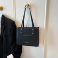 Zwarte tote bag met geweven textuur en gouden tekst voor dames mode - Zwart