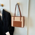 Beige shopper met dambordpatroon, bruine leren details en lange schouderbanden - koffiekleur