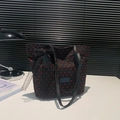 Grand sac cabas noir avec motifs cœurs rouges et nœud en dentelle sur un bureau - Cœur / Noir