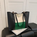 Bolso tote tricolor en negro, blanco y verde con correas ajustables modernas - Verde