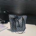 Sac cabas en toile bleu clair à pois noirs avec un grand nœud décoratif en dentelle - Pois / Gris Foncé Type 2