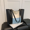 Bolso tote tricolor en negro, blanco roto y azul con hebillas doradas ajustables - Azul