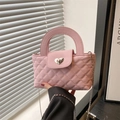 Rosa gesteppte Umhängetasche mit herzförmigem Metallschloss und Kettenriemen - Rosa