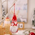 Gnomo navideño con gorro rojo de punto y barba blanca colgado en una rama de árbol - Colgante de Gnomo de Punto Estilo B