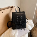 Minimalistischer schwarzer Lederrucksack mit Schnürdetail und Silberschnalle für Damen - Groß / Schwarz