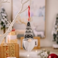 Gnomo navideño hecho a mano con gorro de punto gris y barba blanca sobre rama blanca - Colgante de Gnomo de Punto Estilo D