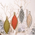 Set de cuatro adornos navideños de madera calada en verde rojo negro y acabado de purpurina - Adorno Navideño De Madera Con Hojas Rayadas