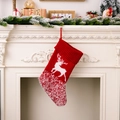 Rote gestrickte Weihnachtssocke mit weißem Rentier-Motiv und Aufhängeschlaufe für Geschenke - Elch