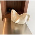 Detalle de la tela de nailon plisado crema y correa ajustable del bolso de silla - Blanco Roto