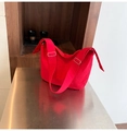 Detalle de bolso tote de nailon rojo con correa ancha y hebilla metálica plateada - Rojo