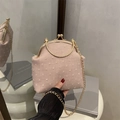 Rosa Abendtasche aus Tufting-Stoff mit goldenem Klickverschluss und Metallkette - Rosa