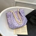 Bolso tote acolchado morado con estampados de lazos negros y asas de cuerda beige - Morado