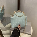 Vintage-Handtasche in Minzgrün mit 3D-Punktestruktur und goldenem Bügelgriff - Grün