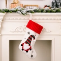 3D kerstkous met rood gestreepte kabouter hangend aan een witte open haard - Wit