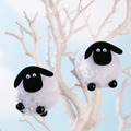 Pareja de colgantes de oveja de felpa blanca con caras de fieltro negro para decorar - Tamaño Grande (Set de 2)
