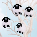 Set de cuatro adornos de ovejas blancas de peluche con cabezas de fieltro negro - Pequeño (Juego de 4)