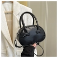 Sac à main noir chic avec nœuds élégants et bandoulière argentée sur fond clair - Noir