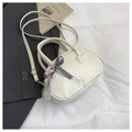 Bolso de mano blanco crema con elegante lazo y correa ajustable para el hombro - Blanco Con Colgante