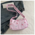 Rosa Hobo-Tasche mit Rosen- und Schleifenmuster auf einem stilvollen Hintergrund - Rosa