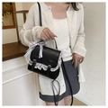 Détail du sac en cuir noir avec bordure en dentelle blanche, nœuds et boucles en métal - Noir (Avec Écharpe)