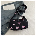 Schwarze Hobo-Tasche mit rosa Rosen und Schleifen auf weißem strukturiertem Stoff - Schwarz