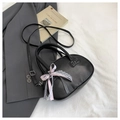 Elegante bolso bandolera de piel sintética negra con lazo grabado y cinta de encaje - Negro Con Colgante