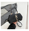Elegante borsa a mano con paillettes nere con fibbia a S dorata e dettagli a frange - Nero
