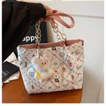 Elegante borsa tote bianca con motivi a cartoni, manici rosa e ciondolo a orsetto - Rosa Con Pendente