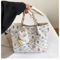 Borsa tote trapuntata bianca con motivi cartoon carini e tracolla a catena d'oro - Bianco Con Pendente