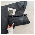 Detail der schwarzen Schlangenhaut-Clutch aus Kunstleder mit runden goldfarbenen Metallschnallen - Schwarz