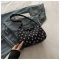 Dettaglio della borsa a spalla in nylon nero con ricami di fiocchi rosa e cerniera metallica - Nero