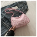 Dettaglio della borsa hobo rosa con stampa fiocchi rossi e tessuto dalla trama increspata - Rosa