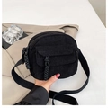 Bolso bandolera minimalista de pana negra con detalle de cuerda trenzada y correa ancha - Negro