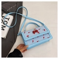 Detail einer hellblauen Handtasche mit Kirschprint und dekorativem 3D-Kirschakzent - Blau