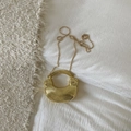 Mini bolso dorado de media luna con textura ondulada y correa de cadena metal - Dorado