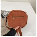 Detalle del bolso bandolera de pana con bolsillo trasero con cremallera y correa tejida - Marrón