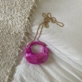 Mini bolso de mano rosa fucsia en forma de media luna con textura de anillos - Rosa